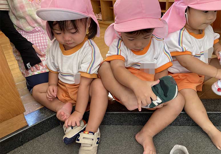 靴を履く園児