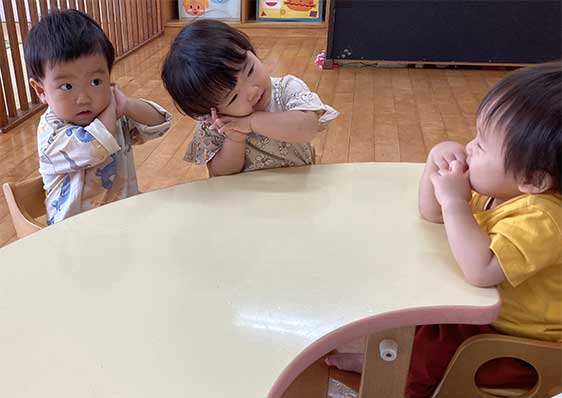 室内遊びをする園児