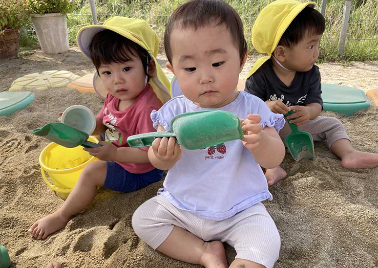 外で遊ぶ園児